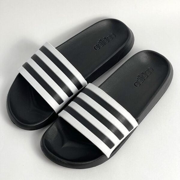 Sandalias adidas  blanca x negro clásica